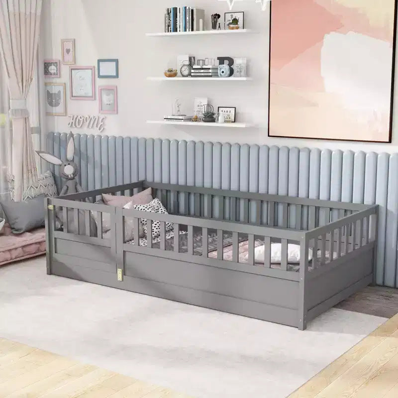 Letti a pavimento singoli per bambini, lettino per bambini in legno con recinzione e porta, letto a pavimento per bambine e bambini, in legno di pino, grigio