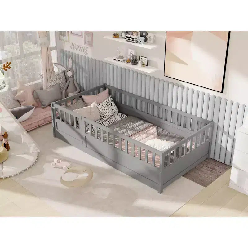 Letti a pavimento singoli per bambini, lettino per bambini in legno con recinzione e porta, letto a pavimento per bambine e bambini, in legno di pino, grigio