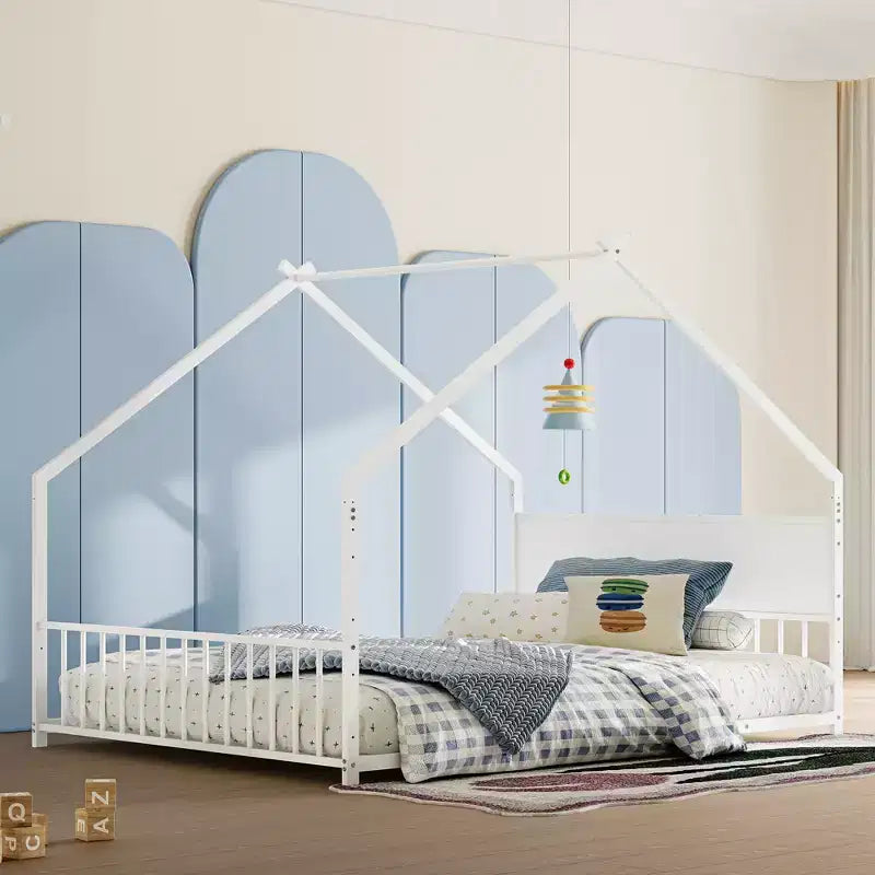 Letto a casetta Bellemave Full Size per bambini con tetto e luci a LED, struttura in metallo con doghe, letto basso per bambini e bambine, sonno confortevole, divertente e sicuro, bianco