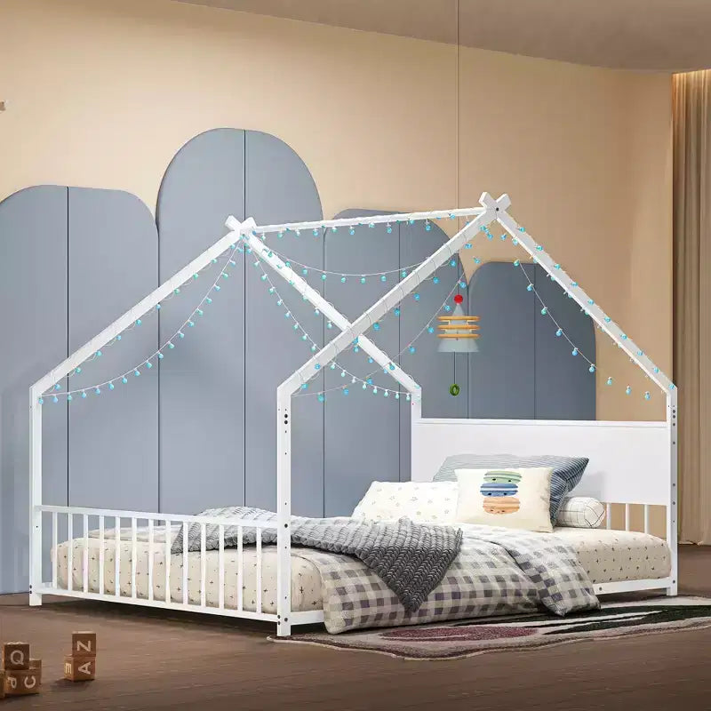 Letto a casetta Bellemave Full Size per bambini con tetto e luci a LED, struttura in metallo con doghe, letto basso per bambini e bambine, sonno confortevole, divertente e sicuro, bianco