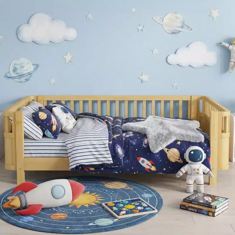 Letto a piattaforma in legno a grandezza naturale per bambini, letto basso in legno naturale con sponde di sicurezza per bambini e bambine