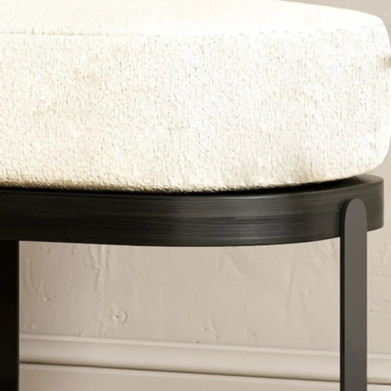 Panca bassa moderna in legno imbottita beige