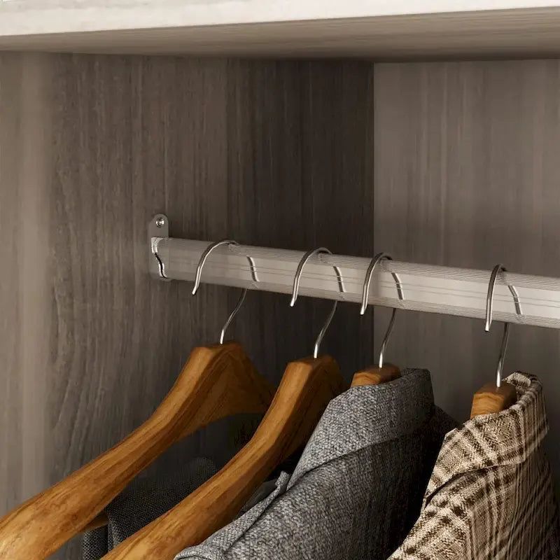 Armadio moderno freestanding in legno massiccio con ripiani