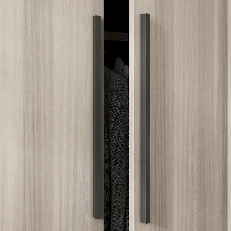 Armadio moderno freestanding in legno massiccio con ripiani