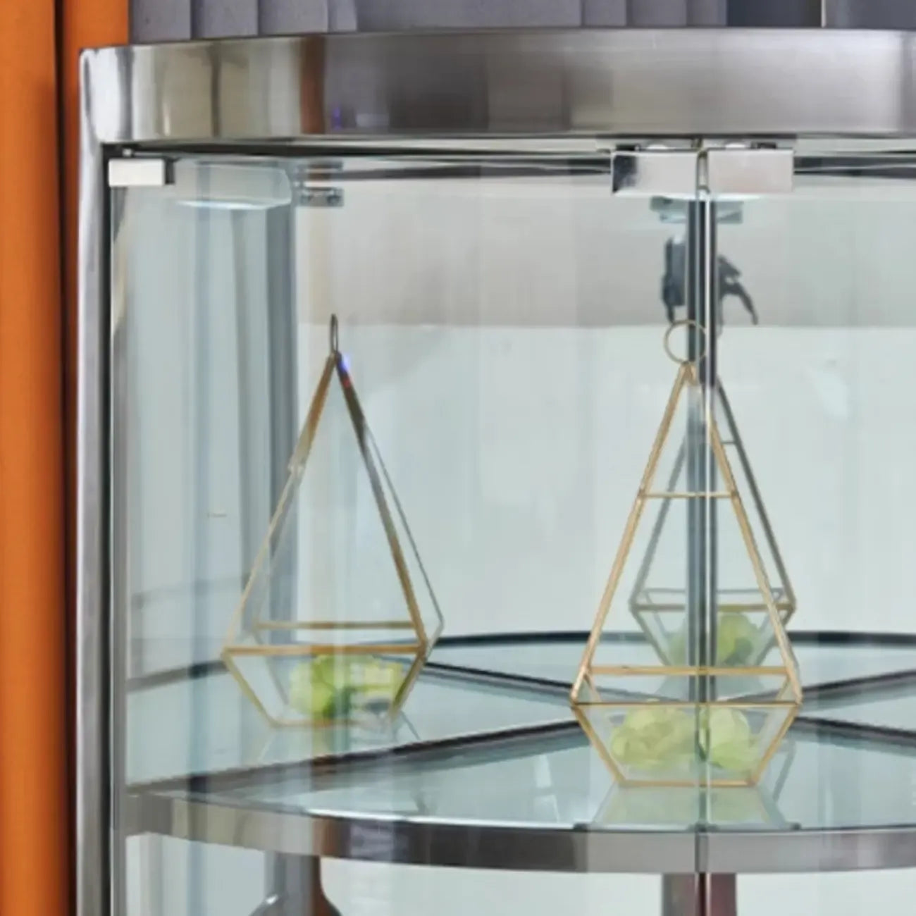 Mobile Bar Angolare con Scaffali Multipli in Vetro e Metallo per Esposizione