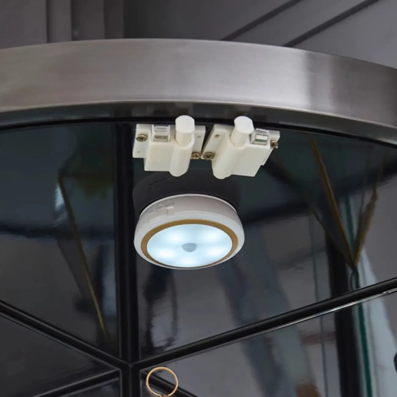 Mobile Bar Angolare con Scaffali Multipli in Vetro e Metallo per Esposizione